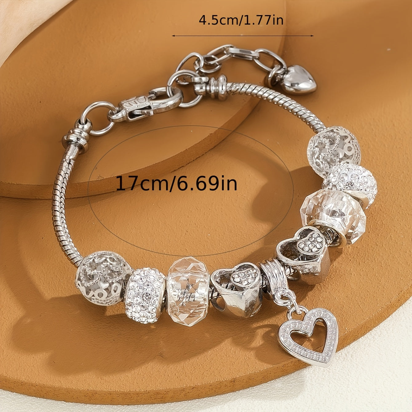 Heartshine Grace – Detalle Calado con Cristales Brillantes