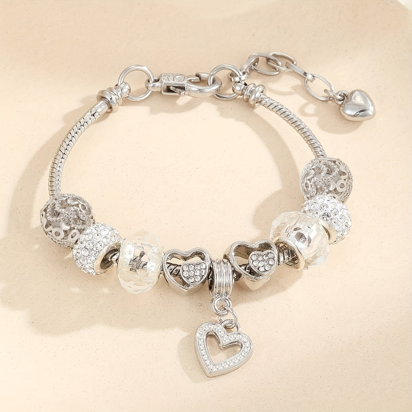 Heartshine Grace – Detalle Calado con Cristales Brillantes