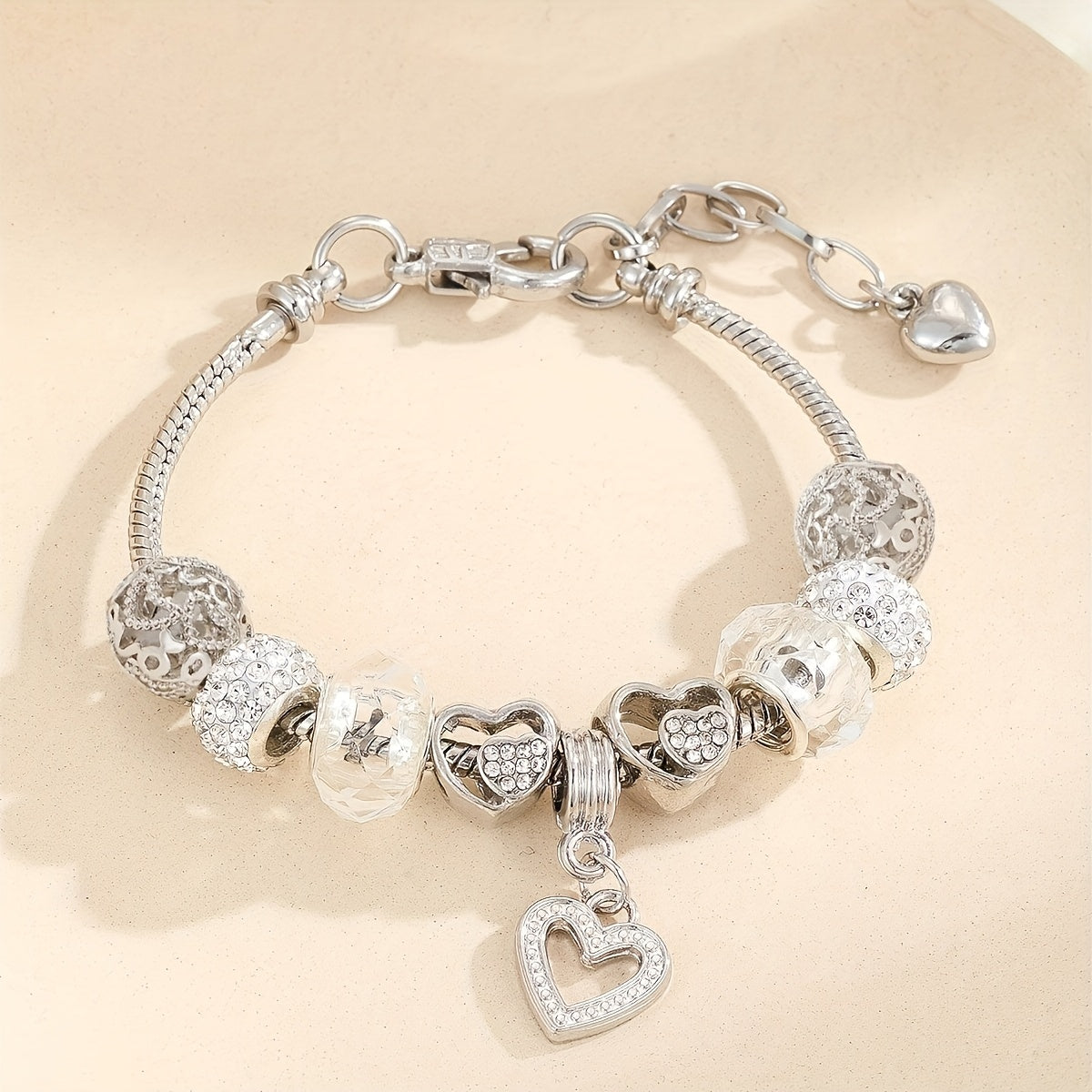 Heartshine Grace – Detalle Calado con Cristales Brillantes